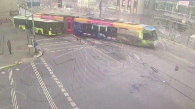 Stebėjimo kameros užfiksavo šiurpų susidūrimą: tramvajus rėžėsi į keleivinį autobusą