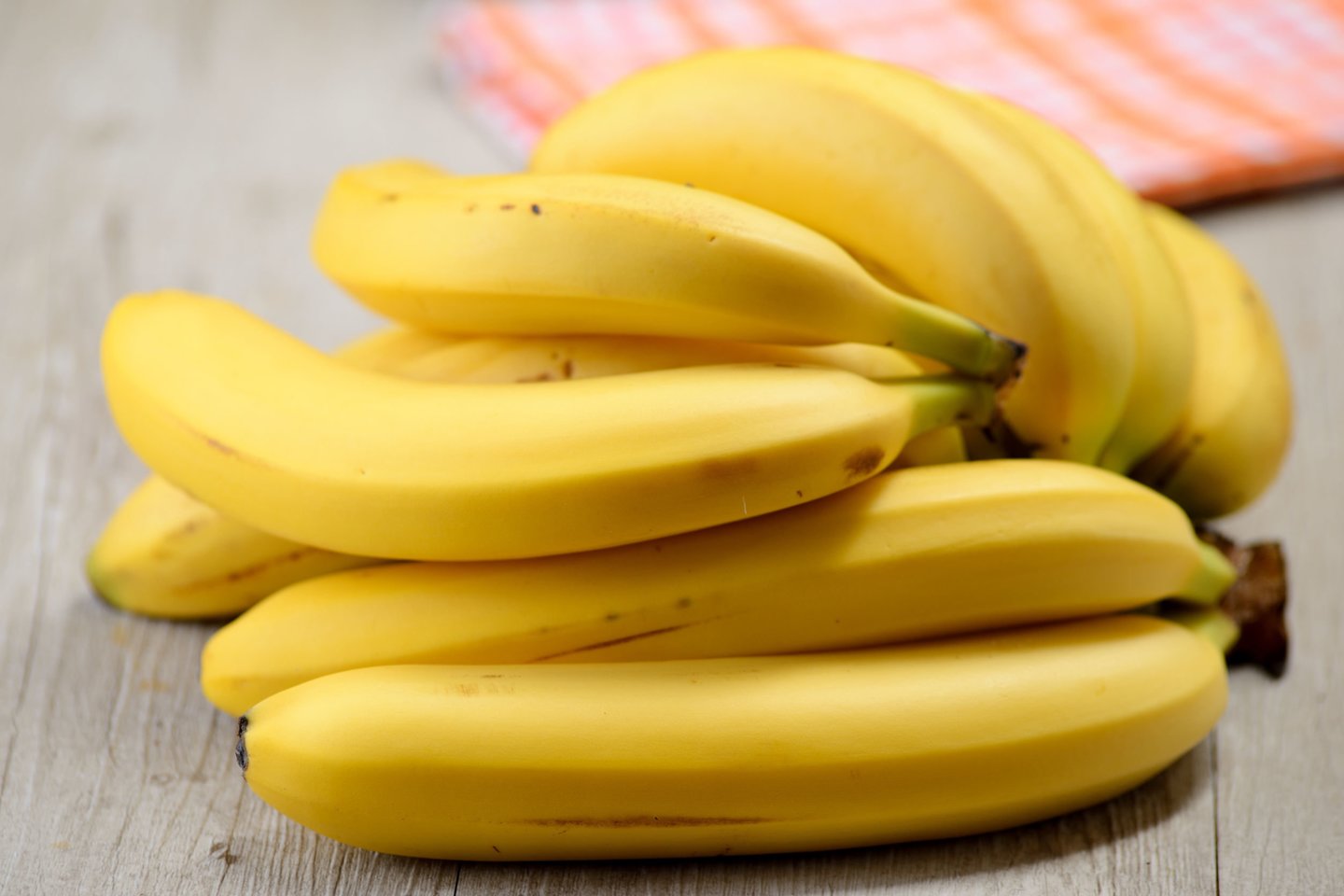 Šviežius bananus galite turėti net iki 10 dienų – tereikia juos laikyti šaldytuve, popieriniame maišelyje, kuris sugers drėgmės perteklių.<br>123rf nuotr.