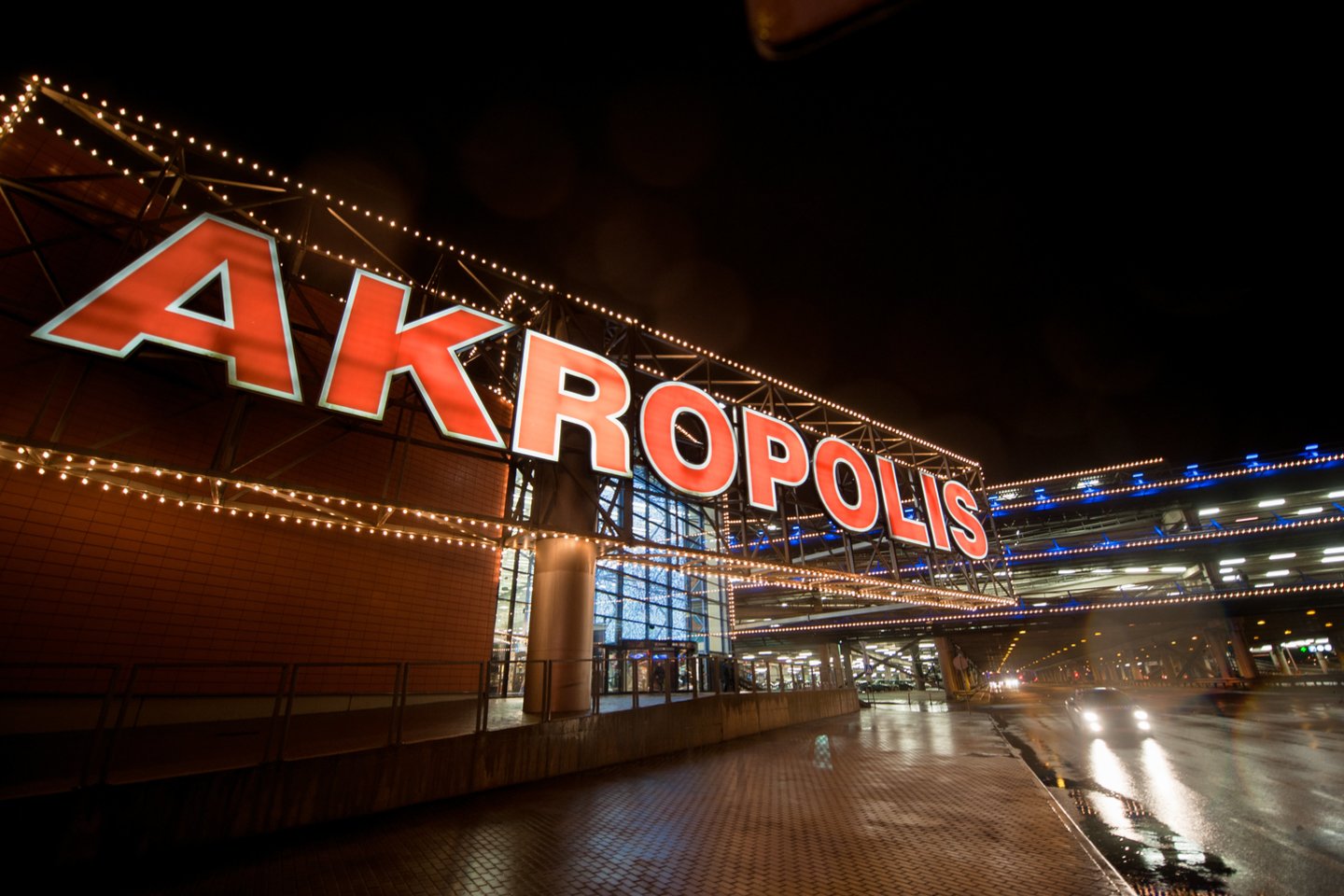 Vyriausybei sušvelninus karantino sąlygas ir leidus dirbti parduotuvėms, esančioms prekybos centruose, jau ketvirtadienį dalis Vilniaus „Akropolyje“ įsikūrusių parduotuvių atnaujino savo darbą.<br>T.Bauro nuotr.