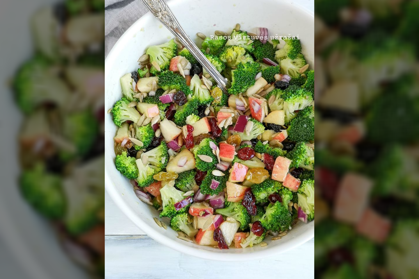 Brokolių salotos su obuoliais.<br>Nuotr. iš „Rasos virtuvės užrašai“.