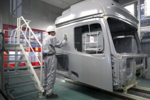 Rusijos automobilių pramonė susitraukė beveik šeštadaliu