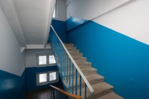 Yra detalė, būdinga daugeliui sovietiniais laikais statytų daugiabučių laiptinėms – jus tai nustebins