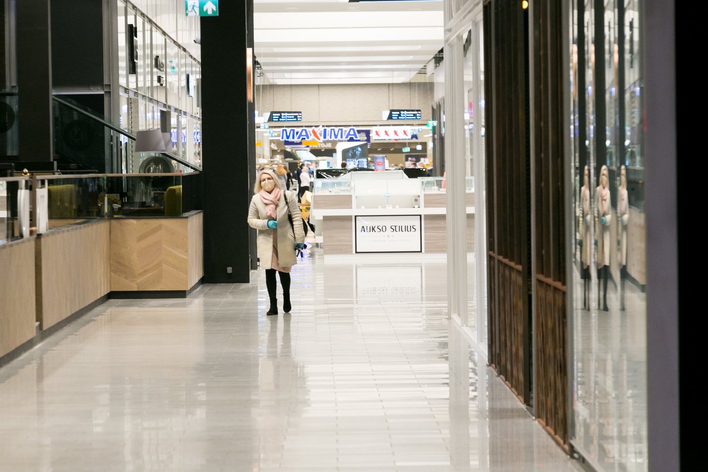 Vyriausybei sušvelninus karantino sąlygas ir leidus dirbti parduotuvėms, esančioms prekybos centruose, jau ketvirtadienį dalis Vilniaus „Akropolyje“ įsikūrusių parduotuvių atnaujino savo darbą.<br>T.Bauro nuotr.