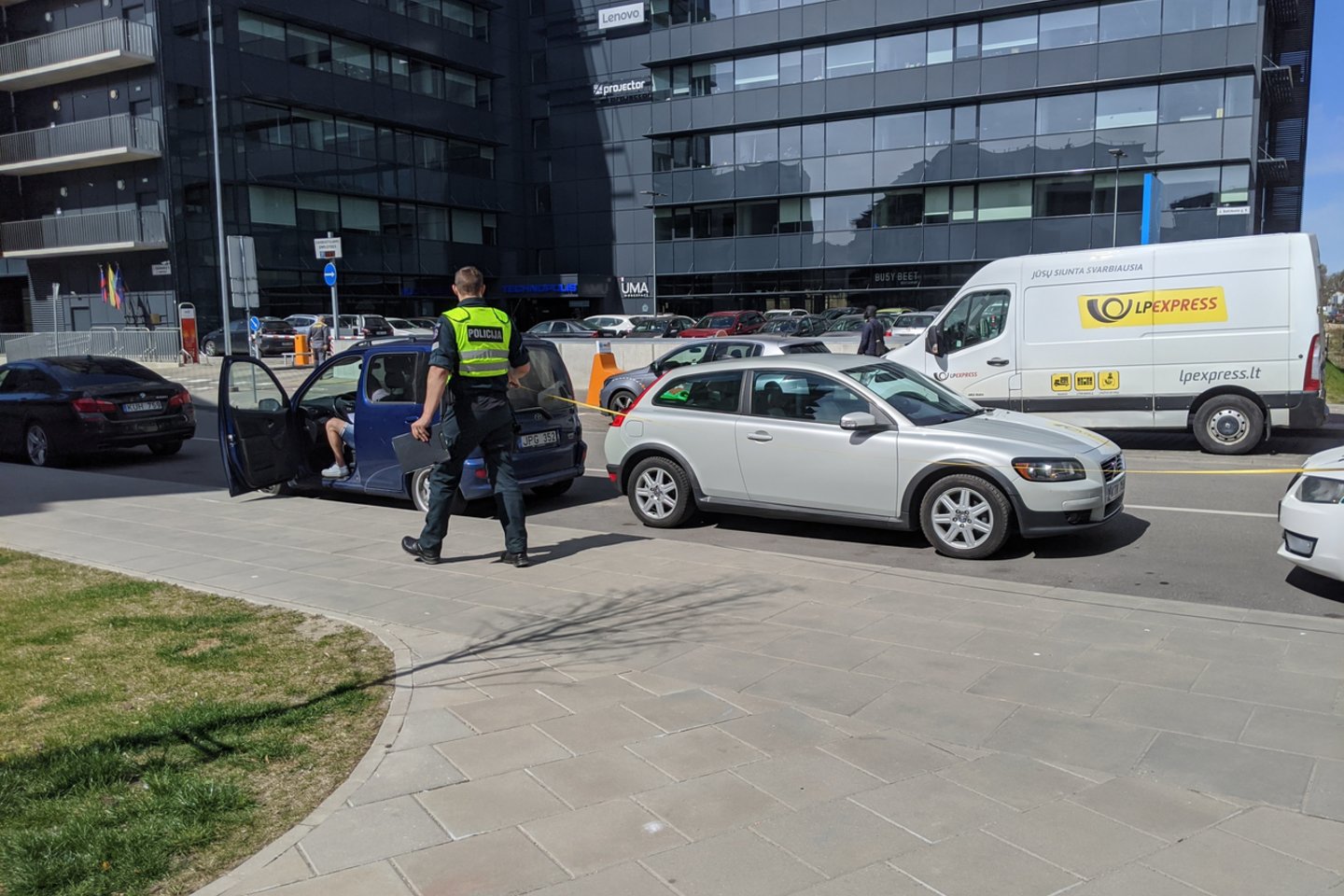 Vilniuje atbulomis važiavęs automobilis „Toyota“ prie kitos mašinos prispaudė ir sužalojo moterį.<br> Įvykio liudininko nuotr.