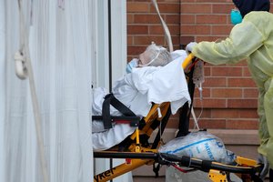 JAV vyriausybei kalbant apie pažangą kovoje su koronavirusu, aukų skaičius viršijo 50 tūkst.