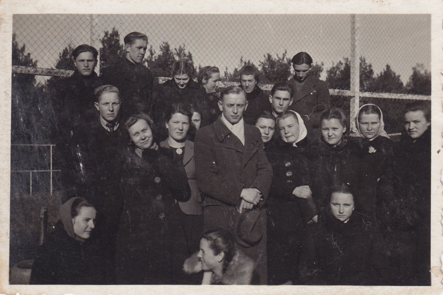 A.Ramanauskas-Vanagas (stovi su baltu šaliku) Alytaus mokytojų seminarijos sporto aikštyne (1944 m.).<br> Nuotr. iš A.Ramanauskaitės-Skokauskienės asmeninio archyvo.