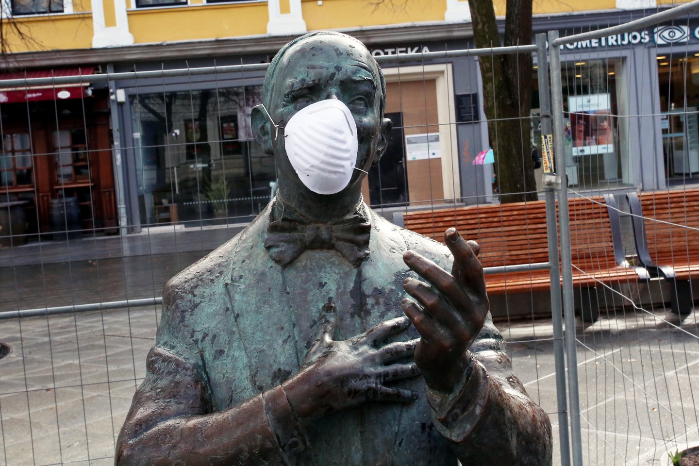Danielius Dolskis, skulptūra, koronavirusas, kaukė<br>M.Patašiaus nuotr.