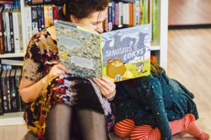 Specialistai primena: net ir skaitantiems vaikams verta skaityti garsiai