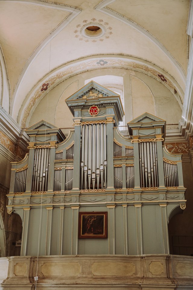  Varnių Šv. apaštalų Petro ir Pauliaus bažnyčios statinių kompleksas ir Lurdas šventoriuje.