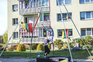 Menininkų pasirodymus stebi iš daugiabučių balkonų