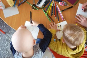 Vėžiu sergantys vaikai kviečia įsigyti jų rankomis sukurtus atvirukus