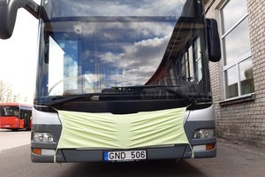Vilnius pokštauja – į gatves išleido autobusą su kauke