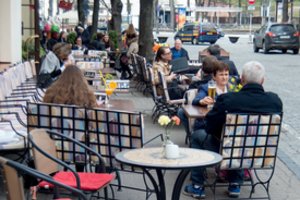 Restoranai ir barai savivaldybę užvertė prašymais – nori pastatyti net 800 staliukų