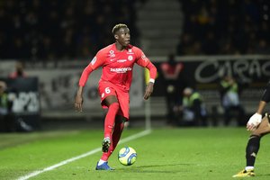 Kova dėl gyvybės: koronavirusu užsikrėtęs 23-ejų prancūzų futbolininkas paniro į komą