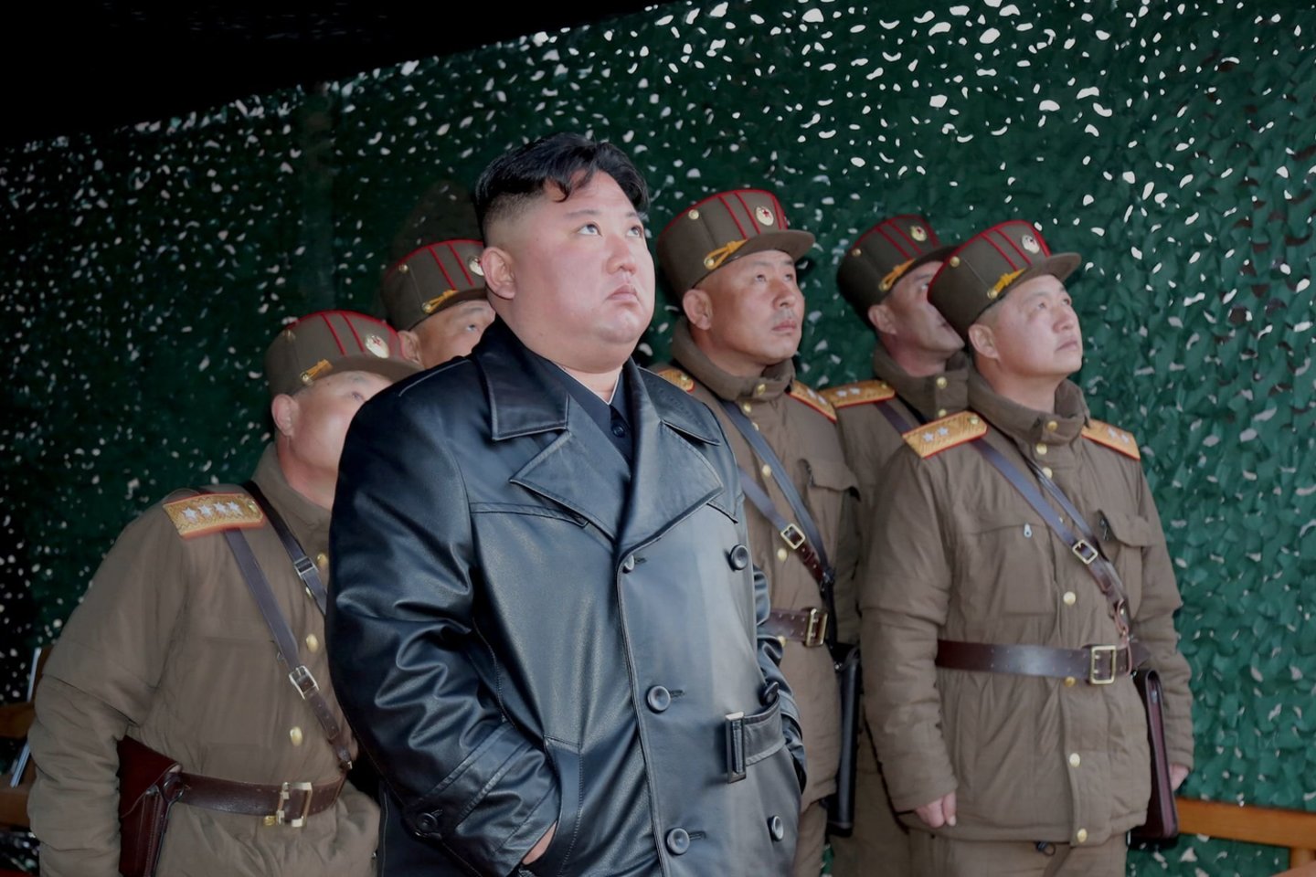 Sklandant įvairiems gandams apie Šiaurės Korėjos lyderio sveikatą, Kim Jong Unui greičiausiai priklausantis traukinys buvo pastebėtas pajūrio kurorte rytinėje šalies dalyje, parodė autoritetingos JAV svetainės „38 North“ palydovinės nuotraukos.<br>AFP/Scanpix nuotr.