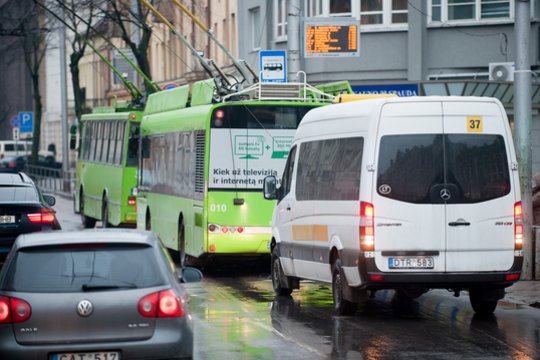 Viruso išvarginti miestiečiai viešajame transporte palieka tai, ko net nesusapnuotum