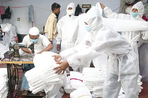 Sekmadienį atkeliavo dar viena apsauginių skafandrų siunta iš Kinijos