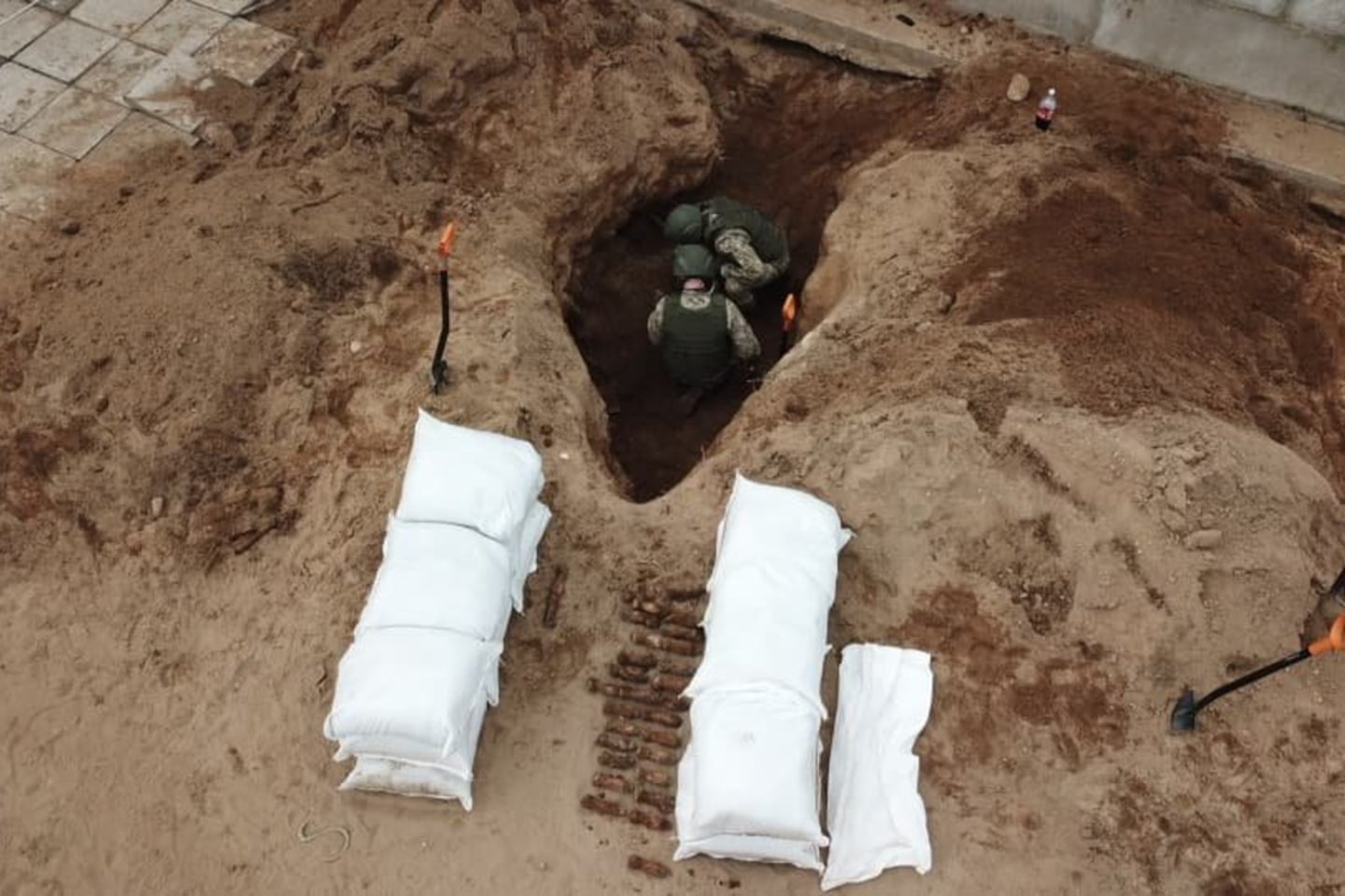  Kariuomenės išminuotojai sekmadienį vienoje sodyboje netoli Kryžkalnio sunaikino įspūdingą sprogmenų arsenalą.<br> Facebook/Juozo Vitkaus inžinerijos batalionas nuotr.