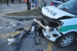 Kaune į iškvietimą skubėję pareigūnai pateko į avariją 