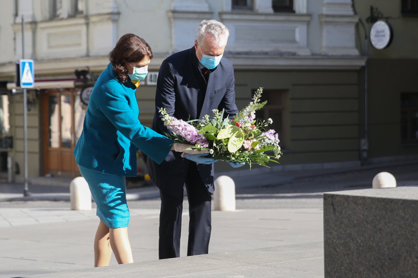  G.Nausėda ir D.Nausėdienė pagerbė medikus ir padėjo gėlių prie J.Basanavičiau spaminklo.<br> R.Danisevičiaus nuotr.