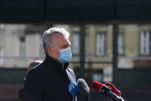 G. Nausėda dėkojo medikams už auką Lietuvai ir išgelbėtą jo gyvybę
