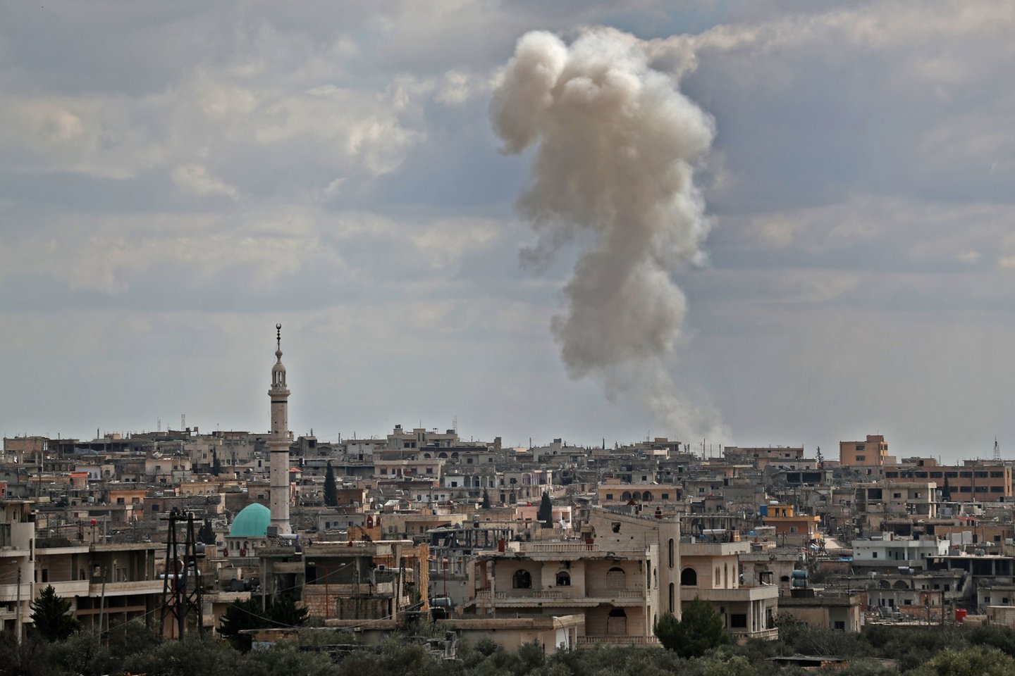 Sirijos oro erdvės gynybos sistemos numušė kelias Izraelio raketas, pirmadienį paleistas į taikinius šalia sostinės Damasko, o tie smūgiai pareikalavo trijų gyvybių, pranešė oficiali naujienų agentūra SANA.  <br>AFP/Scanpix nuotr.