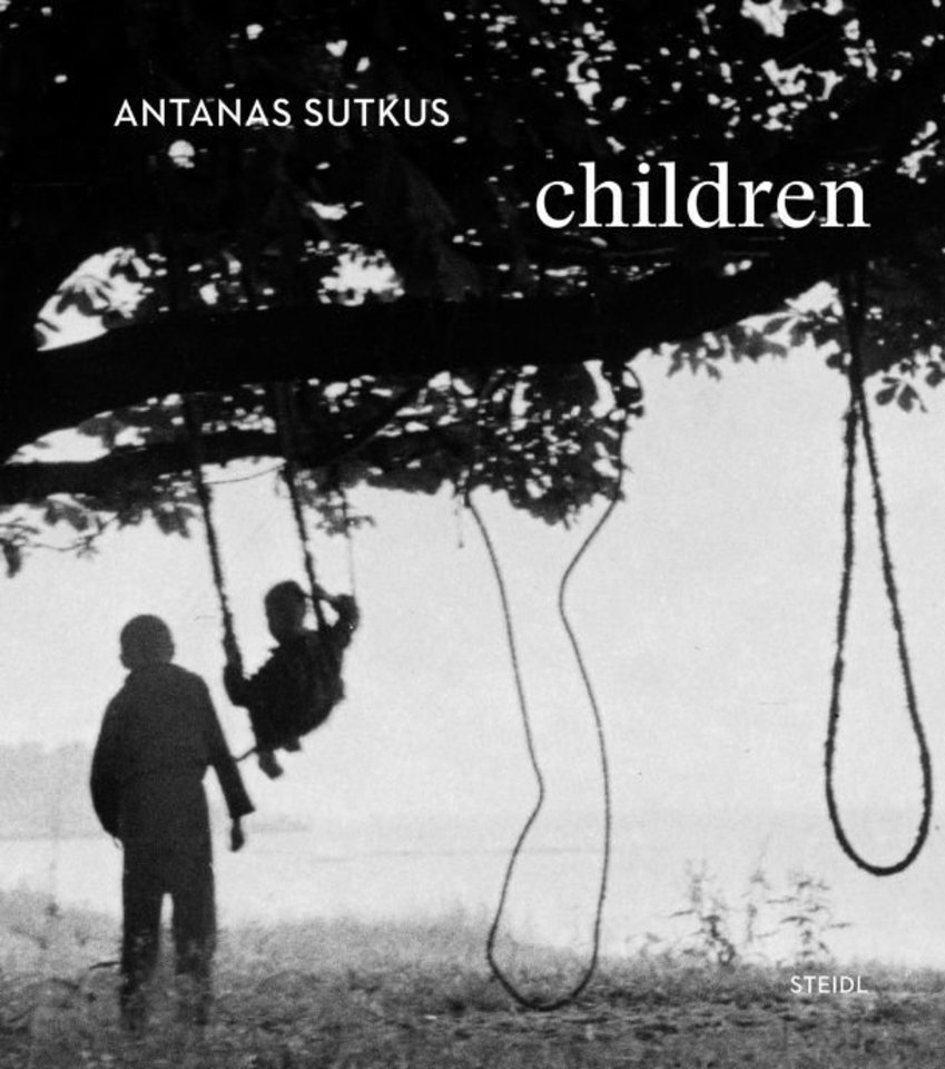 Garsiojoje Vokietijos leidykloje spaudai ruošiamas jau trečias Antano Sutkaus albumas – „Vaikai“.<br>Leidyklos „Steidl“ nuotr.