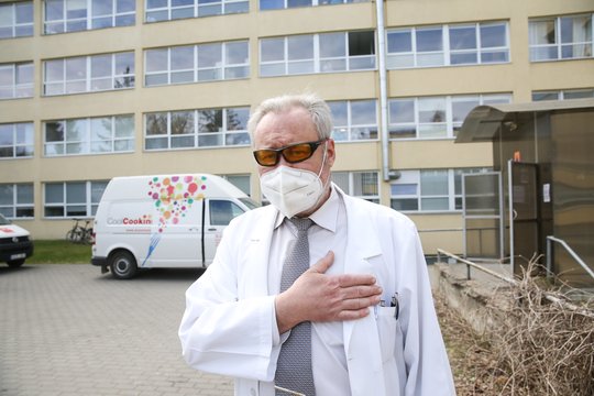  Staigmena medikams: po Vilniaus ligoninės langais – sveikinimai ir koncertas.<br> R.Danisevičiaus nuotr.