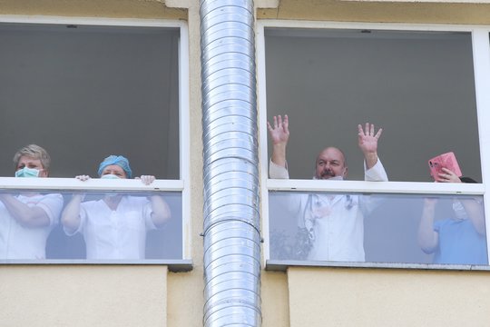  Staigmena medikams: po Vilniaus ligoninės langais – sveikinimai ir koncertas.<br> R.Danisevičiaus nuotr.