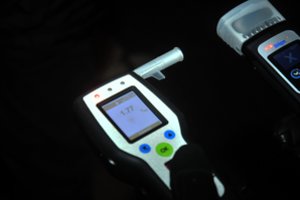 Su beveik 2 promilėmis sėdo ant mopedo ir leidosi į kelią: užsidirbo ikiteisminį tyrimą