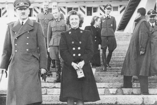 1945 m. Adolfas Hitleris vedė Evą Braun. Jo meiluže ji buvo nuo 1932 m., bet viešai kartu beveik nesirodydavo.