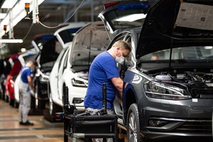 Vokietijoje „Volkswagen“ atnaujino gamybą jau ir antroje gamykloje