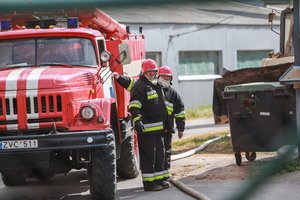 Ant kojų buvo sukeltos visos tarnybos – „Rokiškio sūrio“ pastate kilo didžiulis gaisras