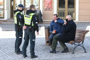 Už karantino pažeidimus gresia dar griežtesnės bausmės: trūksta tik G. Nausėdos parašo