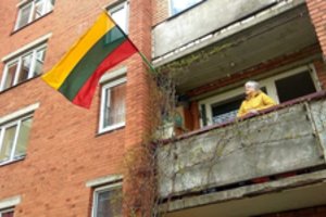 Vėliavą kasdien pro langus stebėjęs vyras iškvietė visas tarnybas: skundą išvadino absurdišku