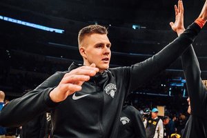 Latvijoje – mįslės dėl K. Porzingio karantino: slaptu skrydžiu grįžo į Liepoją