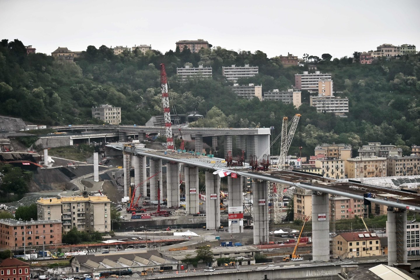 ​Genujoje antradienį buvo įstatyta į vietą paskutinė naujo tilto dalis, tapusi labai reikalingu koronaviruso parblokštos Italijos atsigavimo simboliu. <br>AFP/Scanpix nuotr.
