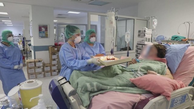 Koronavirusu serganti moteris neturėjo žodžių: gimtadienio proga medikai surengė staigmeną