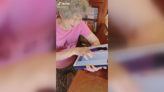 Močiutė tapo tikra interneto sensacija: jos pasiūta suknele susižavėjo milijonai