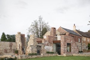 Gabūs architektai seno fabriko griuvėsius pavertė įspūdingu kone 200 kv. m ploto šeimos būstu