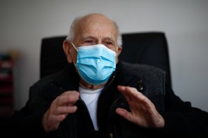 98-erių gydytojas padeda net per pandemijos įkarštį ir lanko ligotus bičiulius