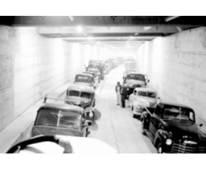 Kaip veikia bandos jausmo genami žmonės: automobilių stiklų įdaužų epidemija