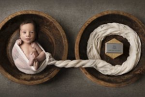 Simboliška ir ašarą spaudžianti nuotrauka: įmažintas naujagimis ir jo negimęs brolis dvynys