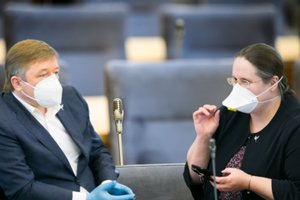 Seimo kėdžių turguje – jokio karantino: į braškančias gretas vilioja aukštu postu