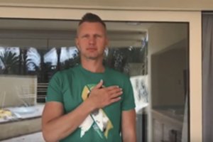 Etiketo specialistas pasakė, kuo pakeisti rankos paspaudimą sveikinantis