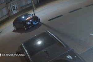 Tauragės policija paviešino sprogdinamo „Opel“ automobilio vaizdo įrašą