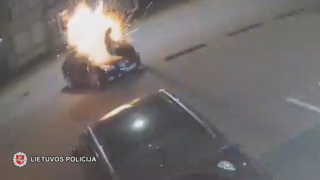 Tauragės pareigūnai paviešino vaizdo įrašą, kuriame – „Opel“ sprogimo momentas