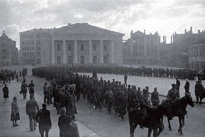 Iš Vilniaus praeities: Pylimo gatvėje rastas į namą įskridęs naikintuvas