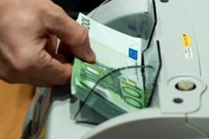 ECB nepakeitė palūkanų normų, pasirengęs padidinti obligacijų pirkimo apimtį