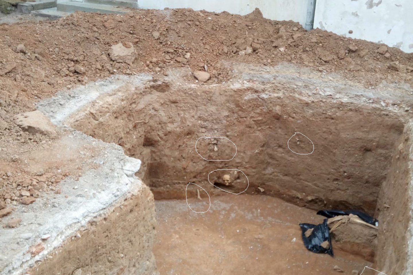 Archeologai randa ne tik išlikusius kapus, žmonių palaikus, bet ir pavienių kaulų ar kaukolių. <br>Skaitytojo nuotr.